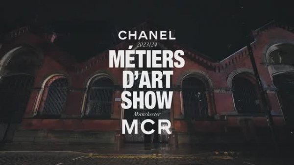 Показ женской коллекции Chanel Métiers d’art 2023-2024