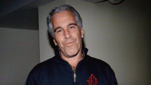 Лавина материалов по делу Эпштейна шатает кресла под вип-персонами по всему миру.