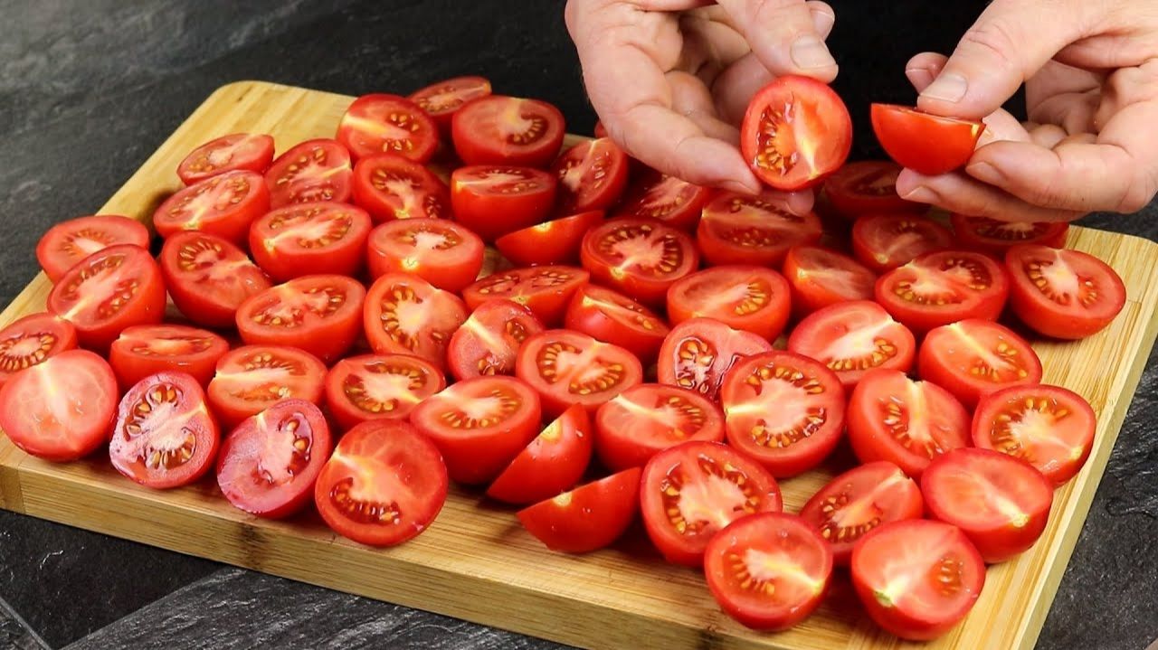 Боже, как вкусно! Я всегда буду так готовить! Просто разрежьте помидоры! Вкусные Помидоры! смотреть онлайн