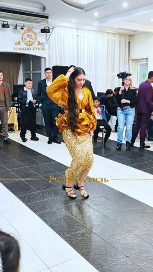 🔥Цыганочка красиво танцует🔥#красавица#ябьяв#цыганская#свадьба#2025#роскошная#шукарни#романо#cтиль