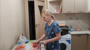 Салат с курочкой и болгарским перцем на ужин 😋 Мася и Соня помогают на кухне