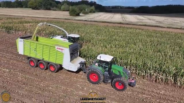 Это Claas Jaguar 990 тоннажный Runner, который преодолеет дистанцию за 6 минут!