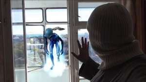 Инопланетянин входит через лоджию в квартиру.