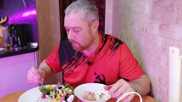 Мукбанг. Салат греческий и тефтели и гречневой кашей. Еда на камеру, обжор.