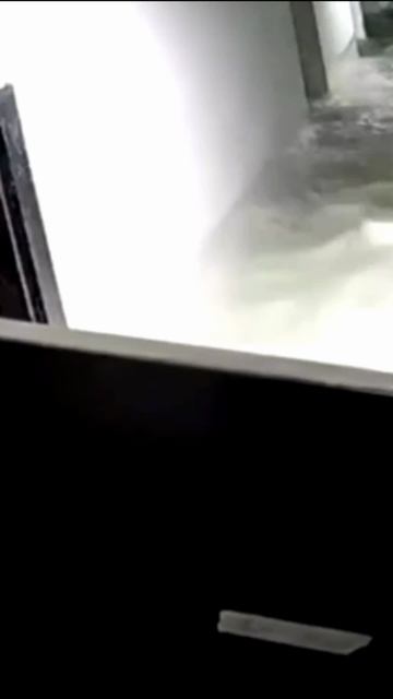 В Хабаровске водой вышибло дверь и затопило подвал смотреть онлайн