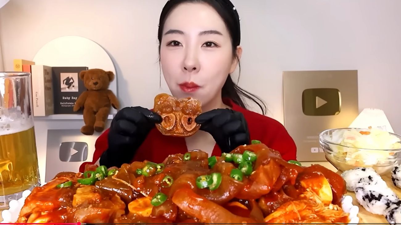 🔥🍲 Мукбанг и Mukbang : КОРЕЙСКИЙ ДЕЛИКАТЕС, КОТОРЫЙ МОЖНО ПРИГОТОВИТЬ ДОМА! 🐮 Уджок-ччим для всех смотреть онлайн