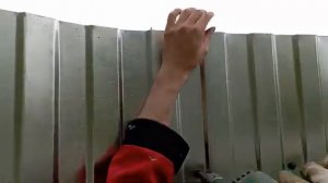 Как прикручивать листы в одиночку. Как делать забор из профнастила одному человеку