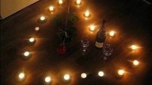 Он свечи на полу зажег, супругу встретил, то вечер романтический, или... другая здесь причина