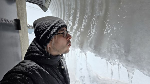 Снежная бомба на крыше! Ещё чуть-чуть и ОБВАЛ