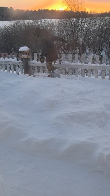 Ребенок пробует кататься на охотничьих лыжах #охоталыжи