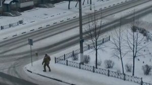 Кривой Рог.ТЦКун нервничает, не поймал Тарасов, решил отыграться пнув беззащитную собаку. Тварь!