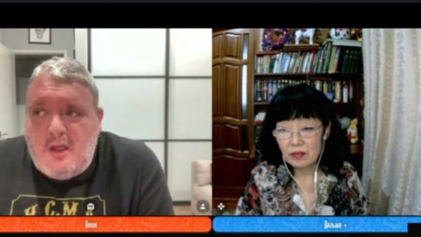 Критикует блогеров. Укропатриот в США.