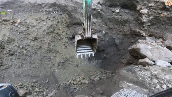 Строительство, экскаватор копает песок