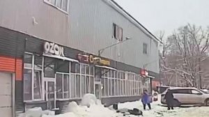 Глыба льда упала на голову девушке в подмосковной Ивантеевке