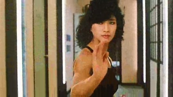 Драка бодибилдерша против каратистки.