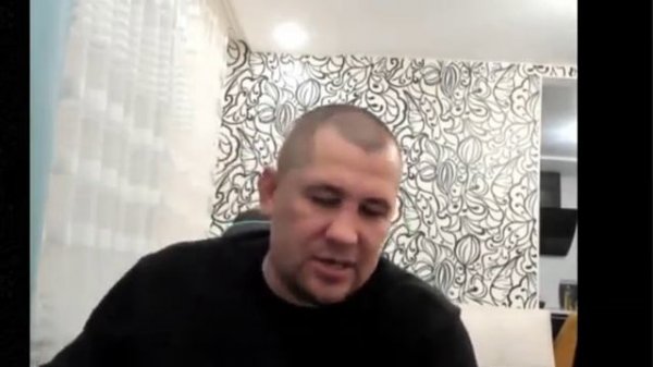 Дмитрий Серов  заигрывает