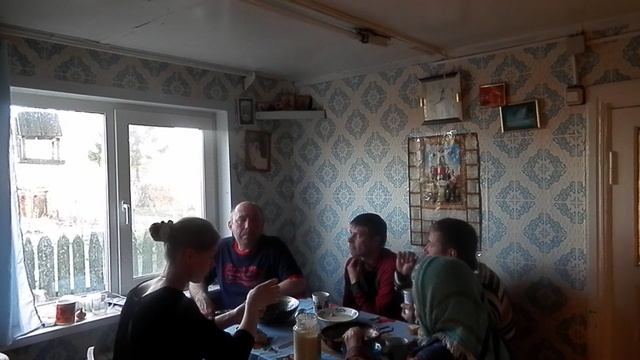 У бабушки в деревне 4 мая 2014 года 4 часть, кроем крышу двора смотреть онлайн