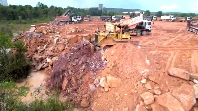 Отличная работа! KOMATSU DOZR, передвигающий массивные горные камни! смотреть онлайн