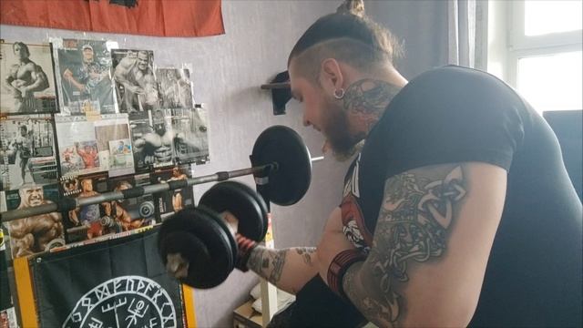 Сгибание гантели на скамье Скотта 24×4