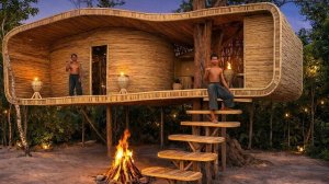 Двое мужчин построили невероятный бамбуковый домик на дереве вокруг гигантского дерева. Бушкрафт