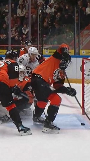 Запихнули всё таки 🤛 #КХЛ