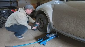 Меняю пружины на передних стойках Рено Дастер 1,6 самодельным съёмником