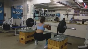 Подъем на грудь с плинтов.