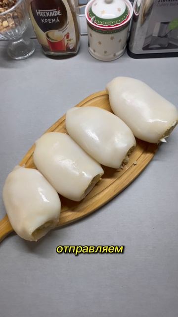 Фаршированные кальмары с рисом и яйцом в духовке