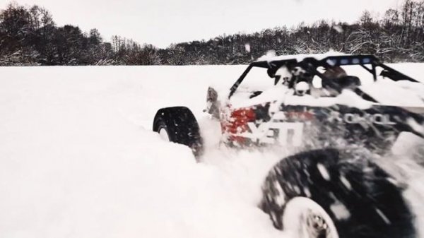 Снежный ураган под колёсами трака Axial Yeti XL в слоумоушене