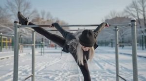 "Зимний паркур в городе: невероятные трюки от профессиональной девушки-паркурщицы"