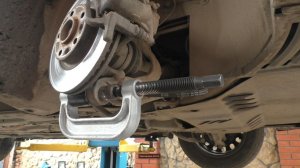 Замена нижнего сайлентблока переднего колеса на Peugeot 407 1,8 Пежо 407 2005 года