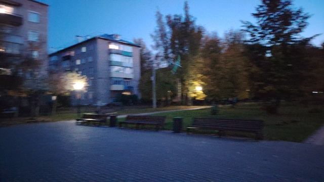 Тимофей запускает самолётик