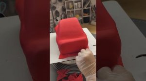 Украшаем мастичный торт машину