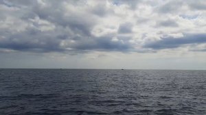 Алушта - пляж в районе отеля «Русалма» - надвигается шторм