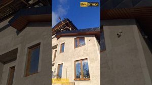 Кровельные работы: монтаж облицовки свесов кровли.