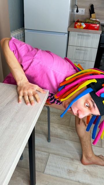 Бабушка сидит под Столом😂😆 смотреть онлайн