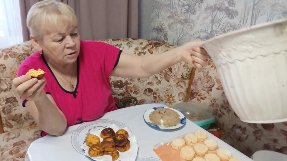 Жизнь на пенсии 🙋// МАКИЯЖ 😃 // ОЛАДЬИ, СЫРНИКИ , ХОЛОДЕЦ 😋// смотреть онлайн