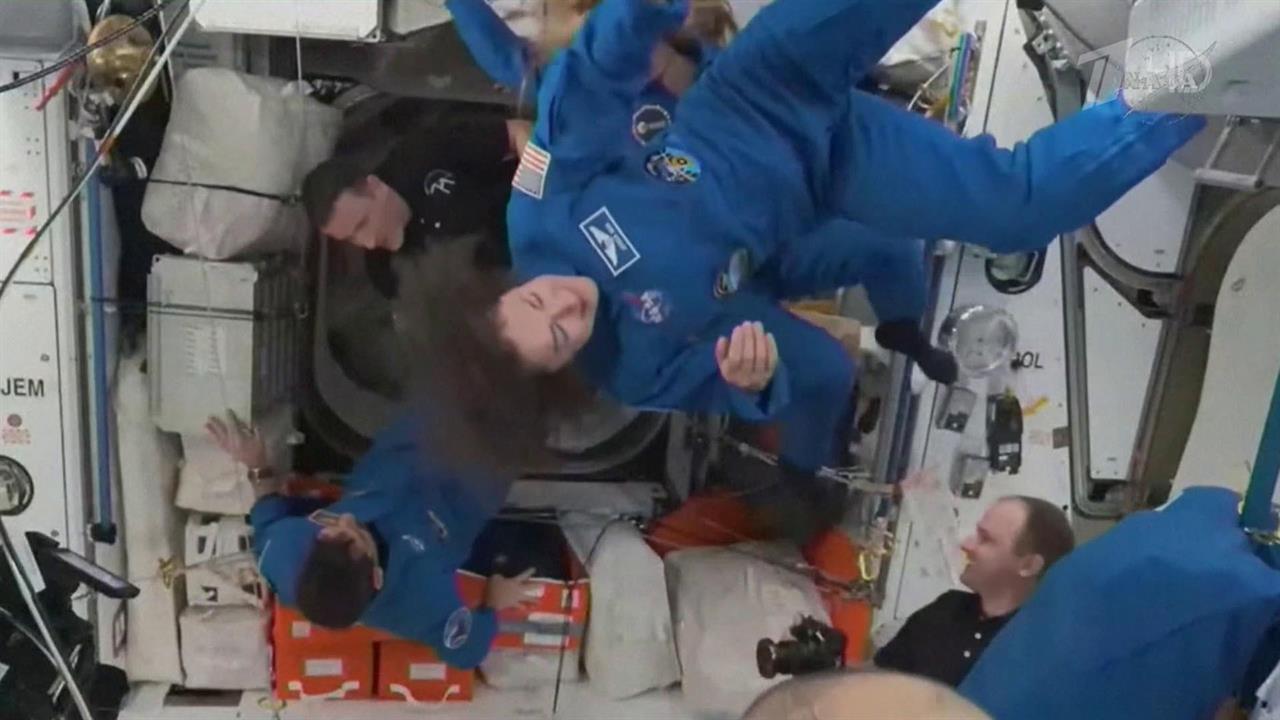 Американский корабль Crew Dragon спустя 34 часа полета успешно пристыковался к МКС смотреть онлайн