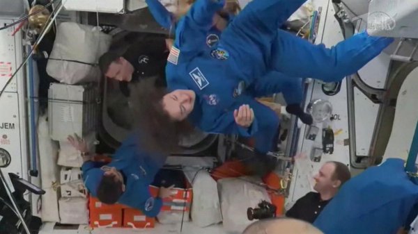 Американский корабль Crew Dragon спустя 34 часа полета успешно пристыковался к МКС.