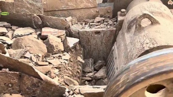 Строительство, дробление щебёнки