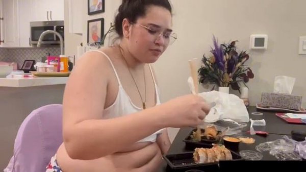 толстушка Келли наполняет животик