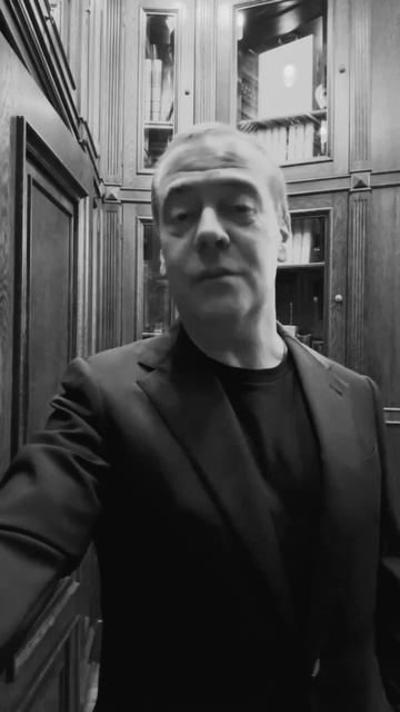 Медведев передал Зеленскому ‘привет’!