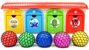 Мультики для детей и малышей. Мягкие шарики и игрушки у  яркого гаража. Мультики залипалки