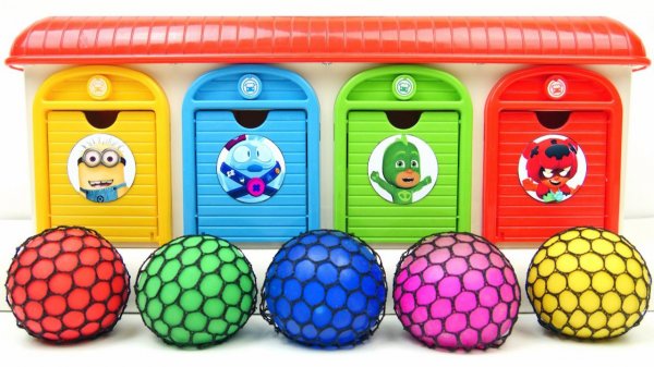 Мультики для детей и малышей. Мягкие шарики и игрушки у яркого гаража. Мультики залипалки