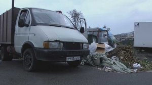 В Сочи в мусорные баки пытались затолкать целый грузовик отходов