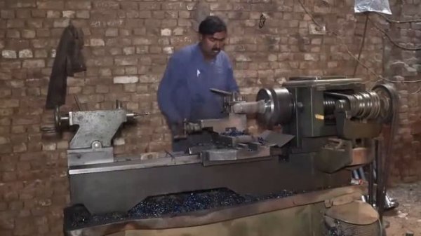 Процесс изготовления полуоси грузовика. Токарная обработка, фрезеровка, сверление отверстий фланца.