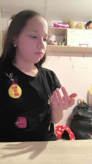 делаем что нибудь из клея пистолет заходи и пиши в комментариях пиши идею