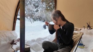 Кемпинг для выживания в местах, отрезанных от цивилизации, погруженных в сильный снег