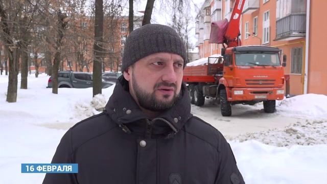 В Клину сбивают наледь с кровель смотреть онлайн