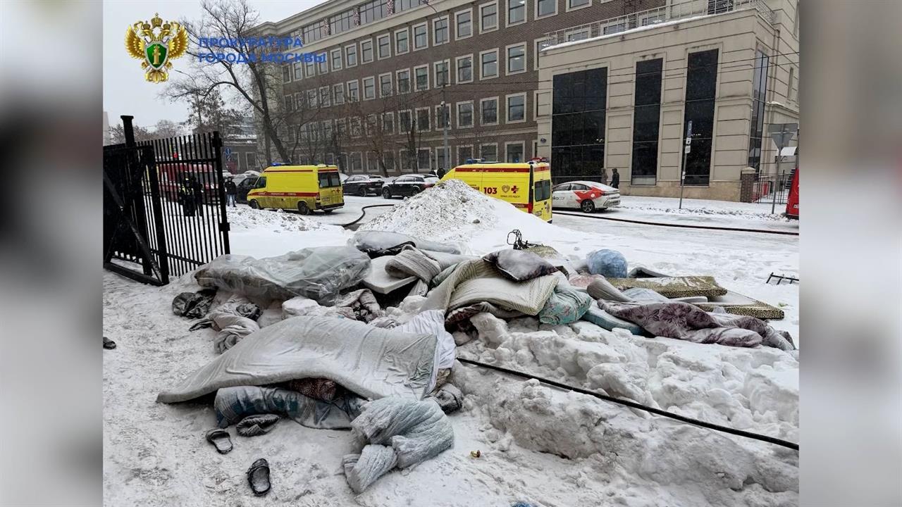 Матрасы, на которые прыгали жильцы горящего хостела в Москве, попали на видео смотреть онлайн